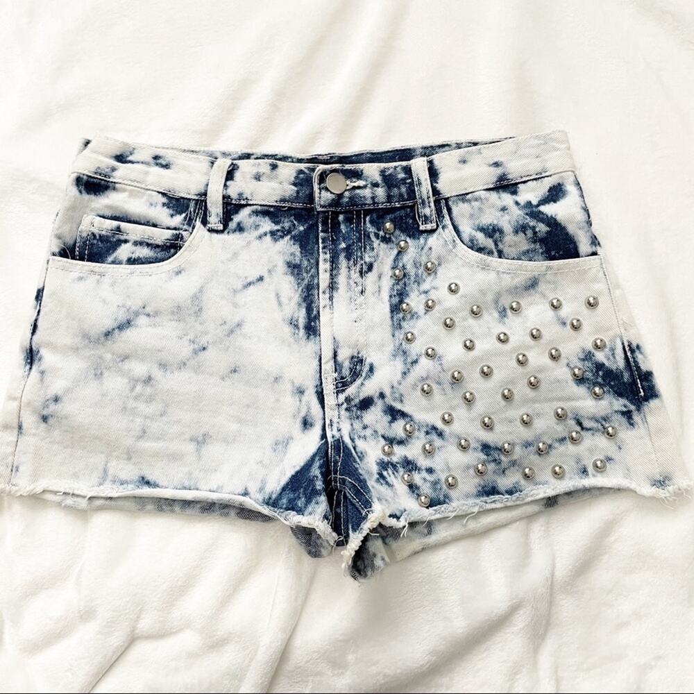 Forever 21 acid wash studded jean shorts size 28 90s y2k
